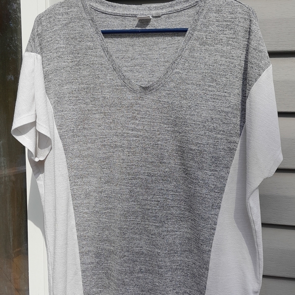 GAP Womwns M Gray and White TSHIRT blouse GUC - Picture 3 of 5